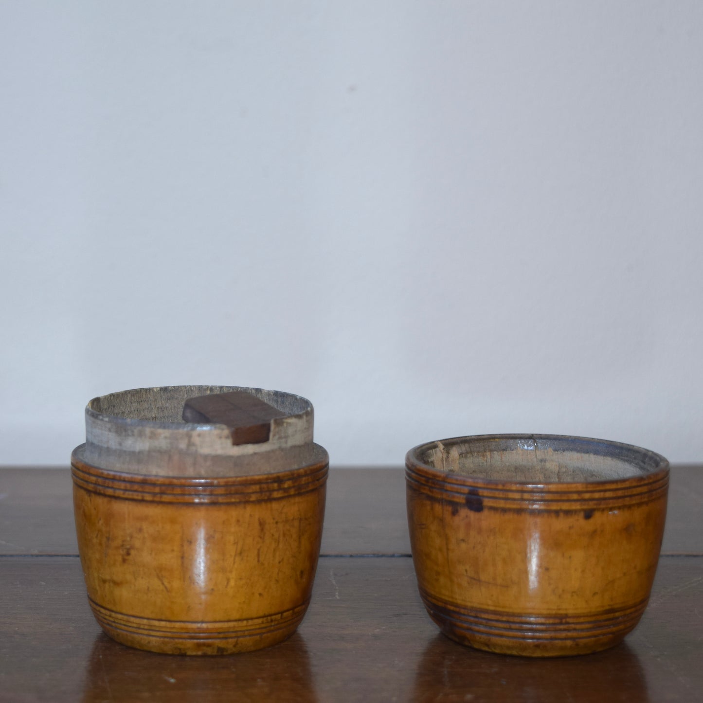 George III fruitwood barrel shaped spice jar, c. 1780