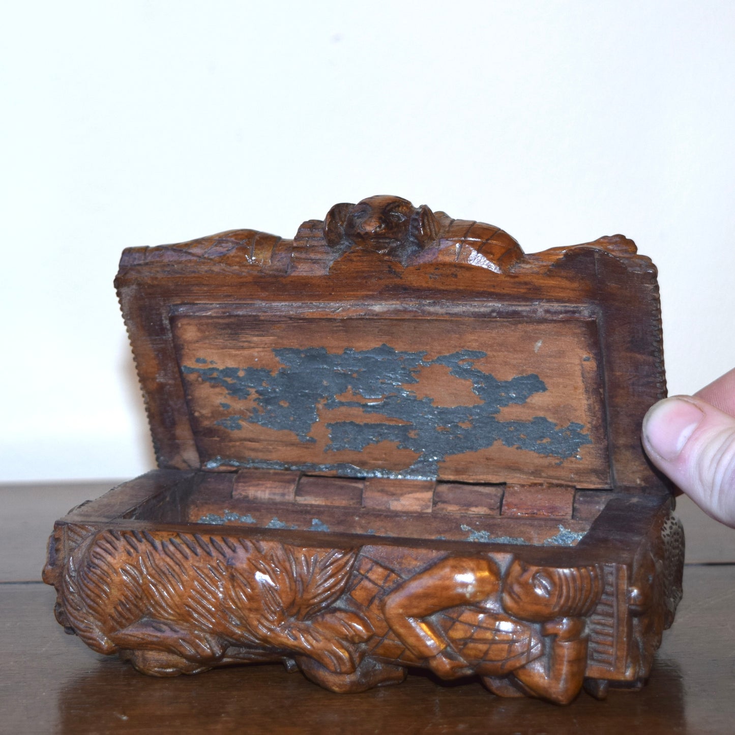 19th century Scottish Blind Jack tobacco box, carved with Tam O’Shanter