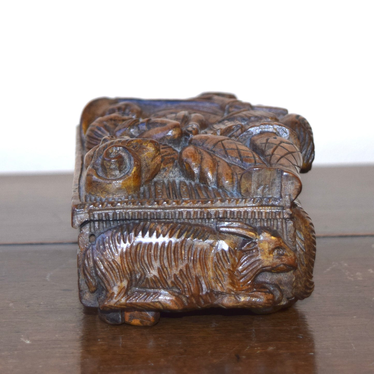 19th century Scottish Blind Jack tobacco box, carved with Tam O’Shanter